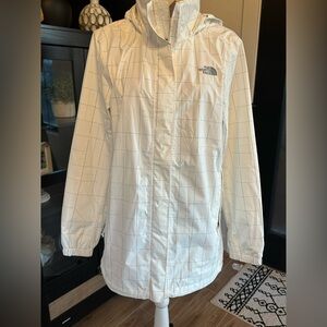 The North Face DryVent White Windbreaker with Light Gray Detail Size Large EUC